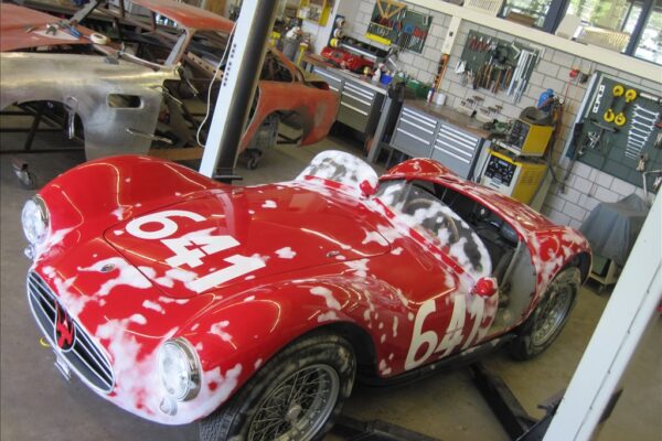 Maserati Oldtimer mit Mattspray vorbereitet für den 3D-Scan